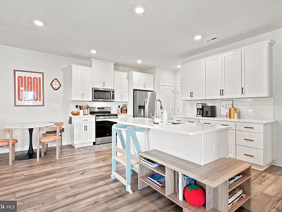 4th image of 851 Pecan Rd