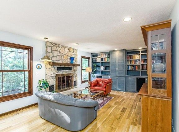 4th image of 347 Ashworth Ct