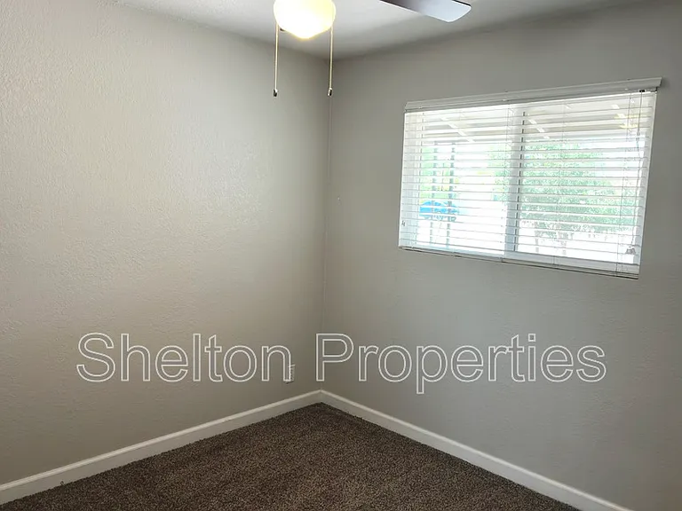 1421 S Roberts Rd — Photo 17