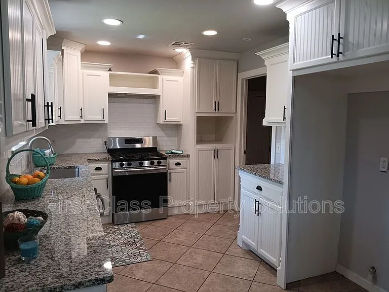 1205 S Howard Ave — Photo 4