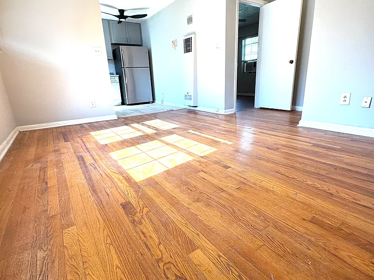 1040 Greenwood Ave NE #9 — Photo 2