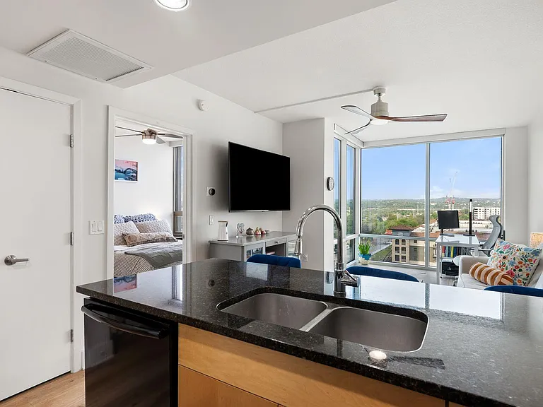 300 Bowie St #1006 — Photo 8