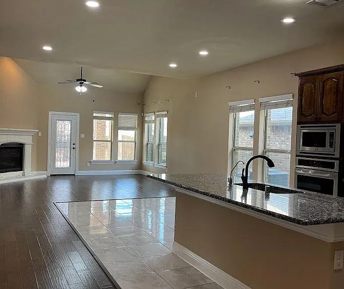 604 Darby Ln — Photo 3