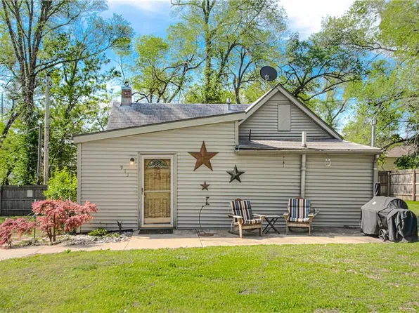 913 Metropolitan Ave, Leavenworth, KS 66048
