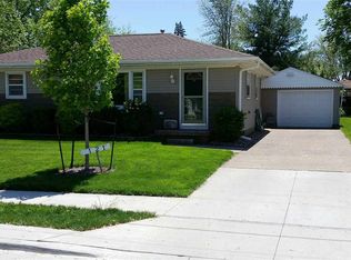 121 4th St, Carbon Cliff, IL 61239