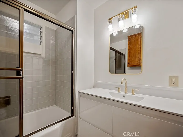 983 W 10th St — Photo 13