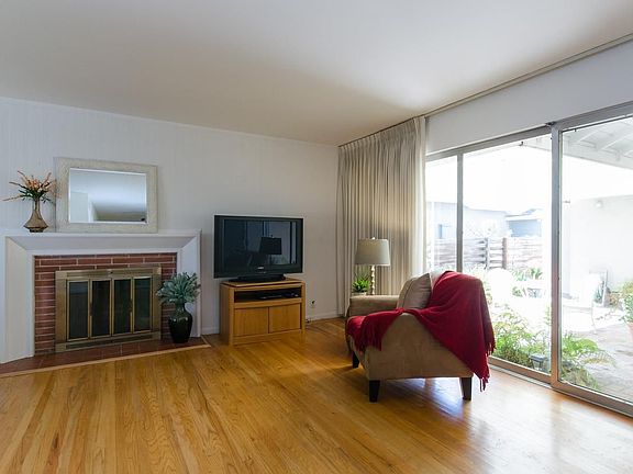 5th image of 2568 Hampton Ave