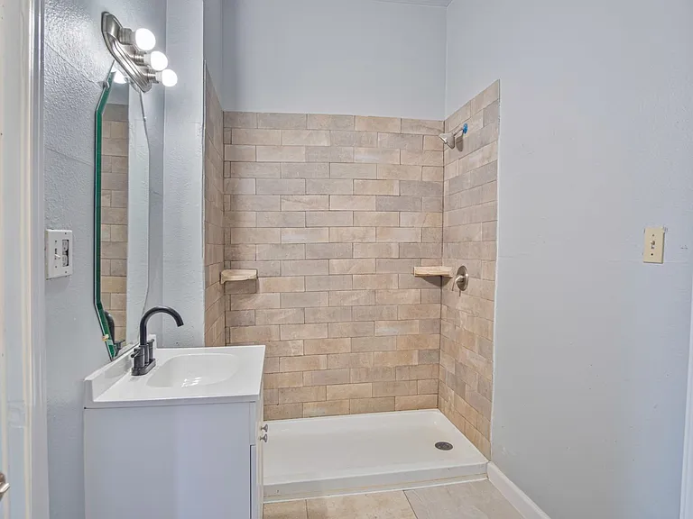 318 Vine St — Photo 9