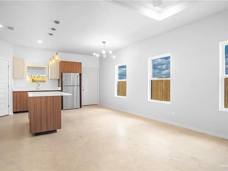 708 N Alexandrite Ave #3 — Photo 3