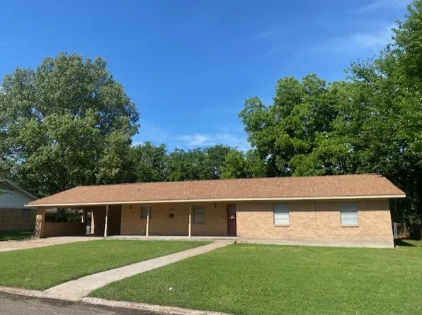 1304 S Walnut St, Clarksville, TX 75426