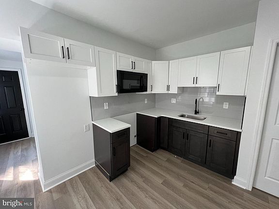 2nd image of 921 W 3rd St