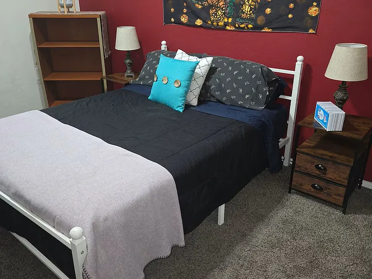 RED ROOM WITH CLOSET