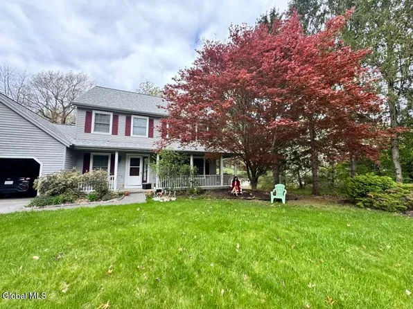 1 Marlboro Dr, Clifton Park, NY 12065