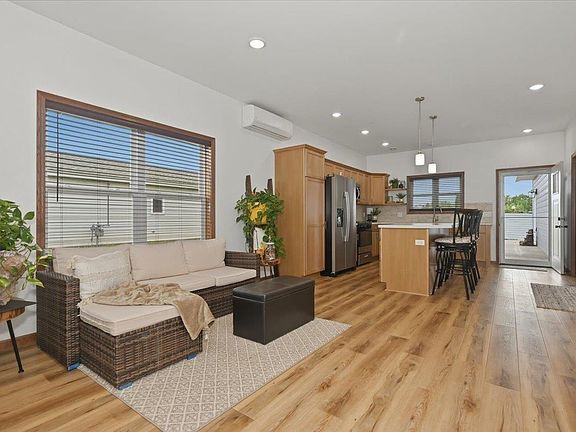 3rd image of 2213 Oakes Ave