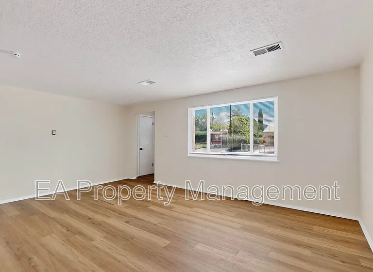 1055 Betts St NE — Photo 8