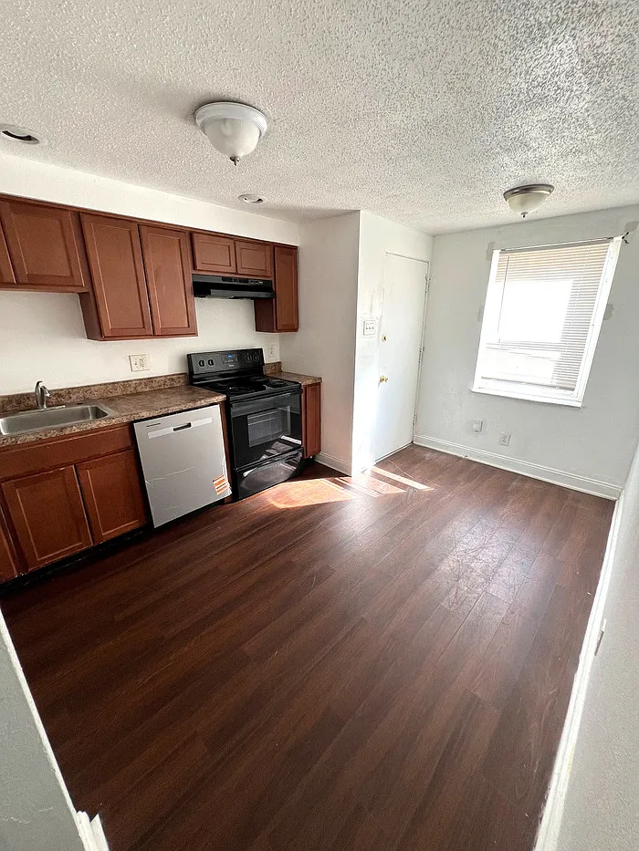 3 bed, 1.5 bath, 1200 sqft, $1,250 — Photo 4