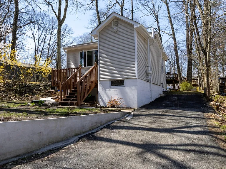 102 Dartmouth Trl — Photo 2