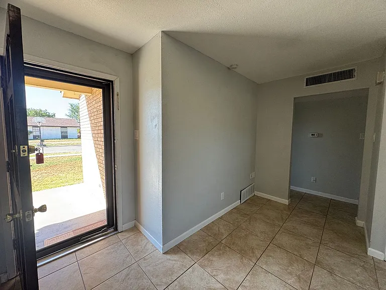1211 Harvard Dr — Photo 3