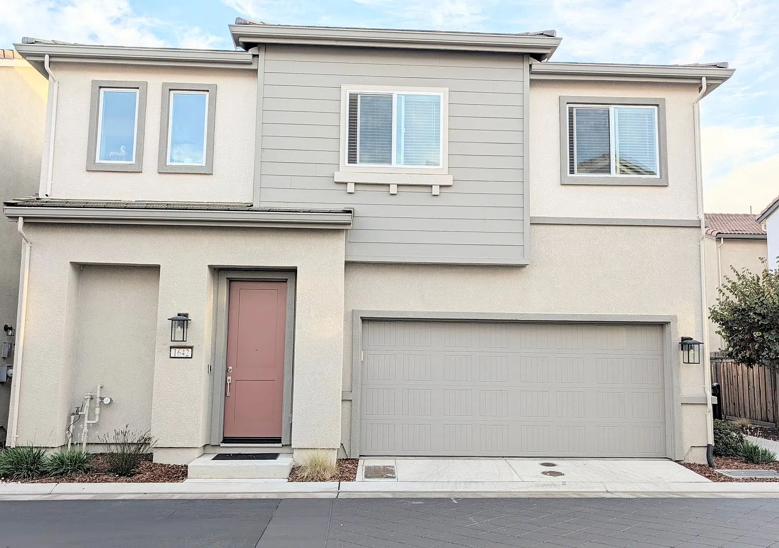 Beautifully maintained 3-bedroom, 2.5-bath, 1,784 sq ft in Sacramento — Photo 1