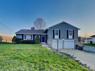 621 NW Lakeview Rd, Blue Springs, MO 64014