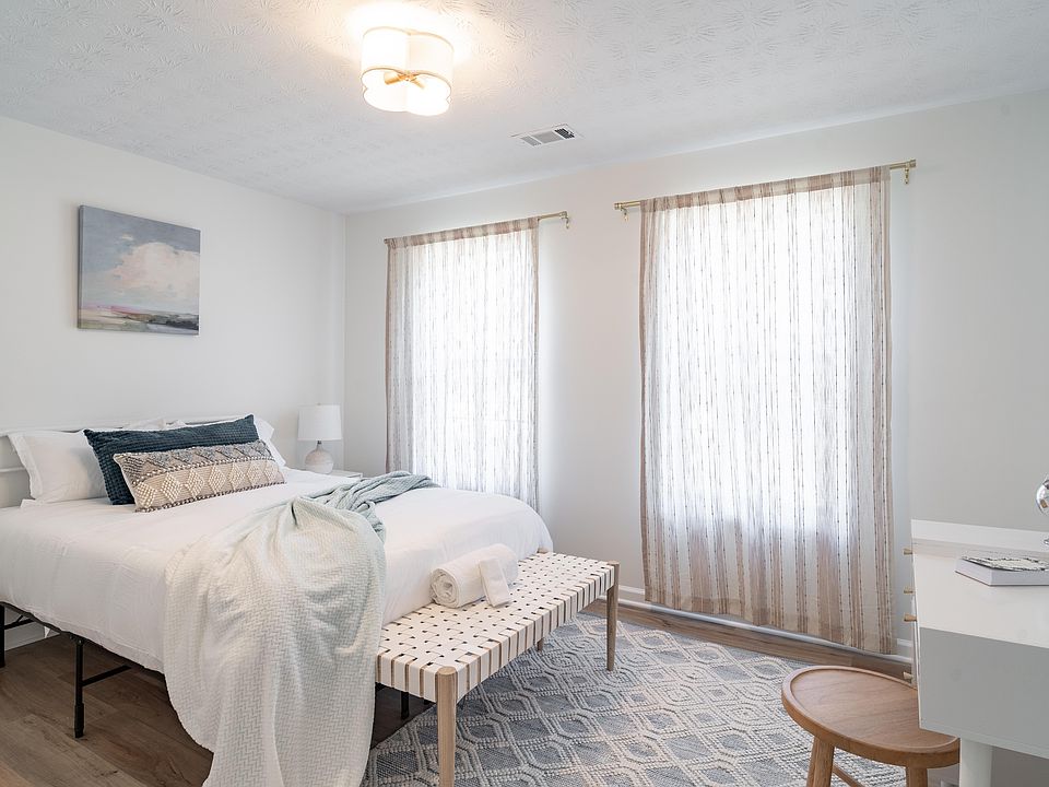 Queen bedroom with private workspace