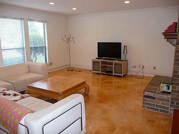 5th image of 2118 Linda Ln