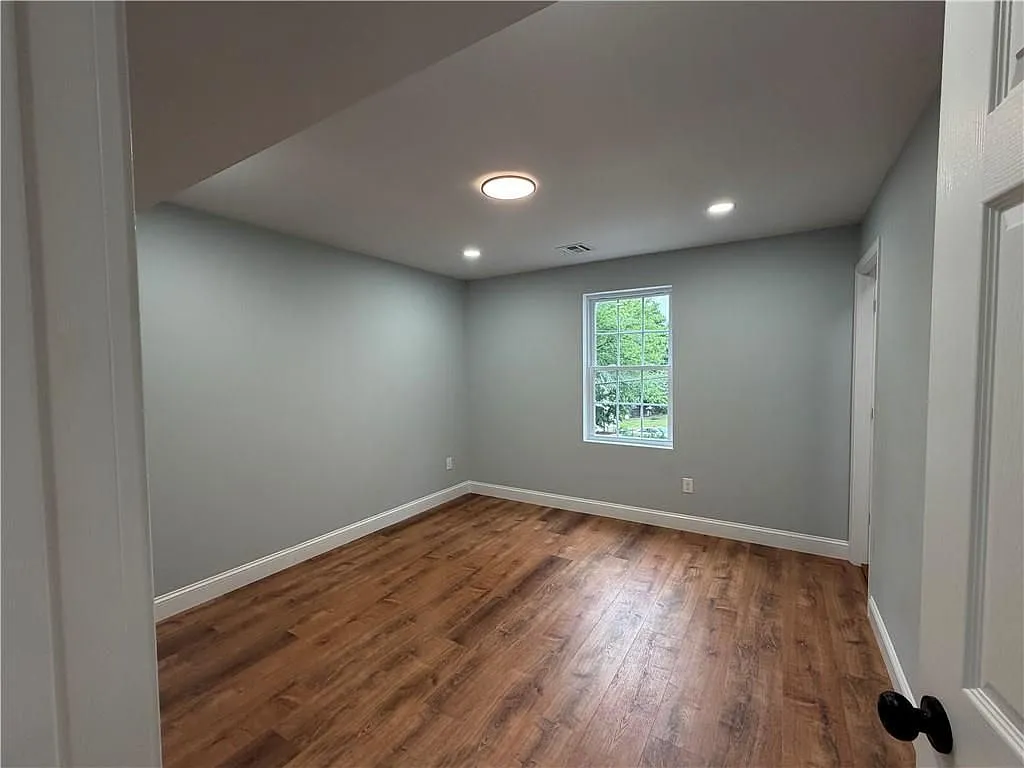 3 bed, 2.0 bath, 1419 sqft, $3,500 — Photo 3