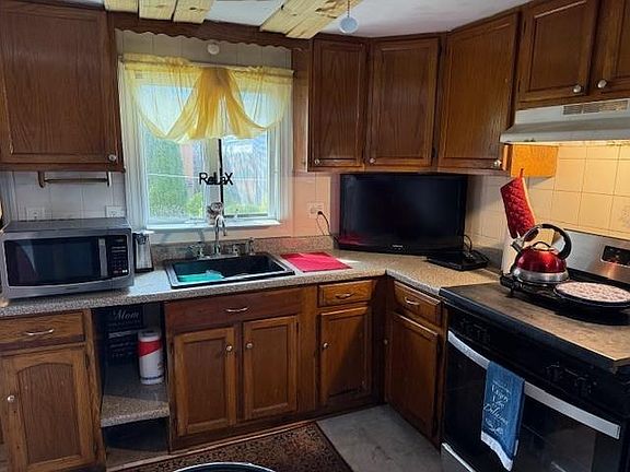 3rd image of 77 Huron St