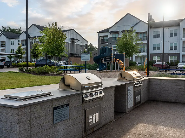 Poolside Grilling and Picnic Area