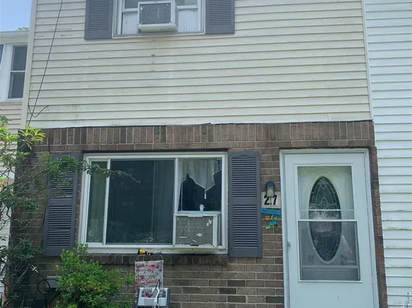 27 Wooded Way #27, Calverton, NY 11933