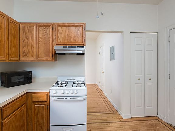 3rd image of 36 Duncan Ave APT C