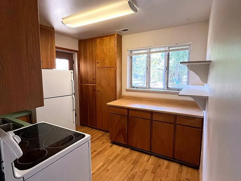 895 Holland St — Photo 18