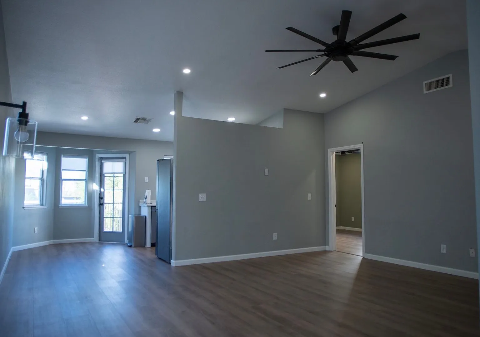 Three bedroom unit with community pool — Photo 2