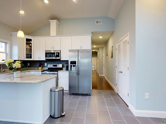 5th image of 44 Corbin Ave #2
