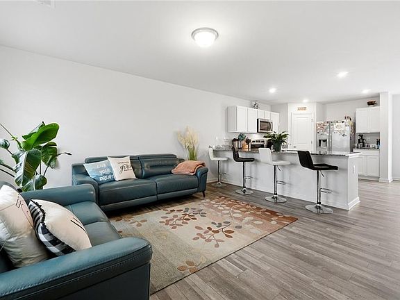 4th image of 208 Coventry Ct