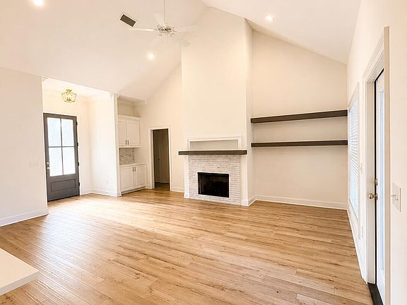 3rd image of 304 Buttonwood Ln
