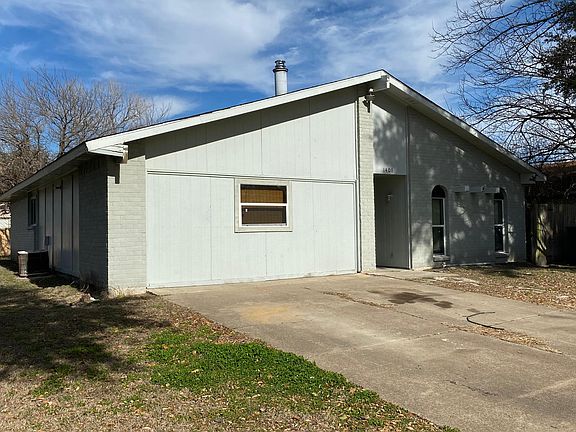 2nd image of 1401 Deepwood Dr