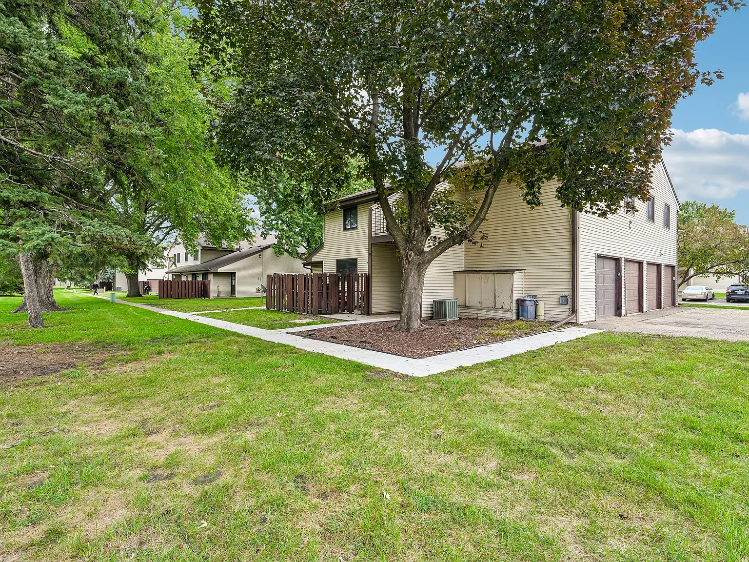 3 bed, 882 sqft, $1,895 — Photo 2