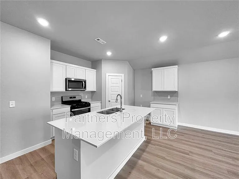 4390 W Glacier St — Photo 2