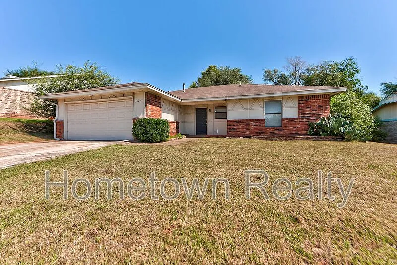3 bed, 2.0 bath, 1233 sqft, $1,395 — Photo 2