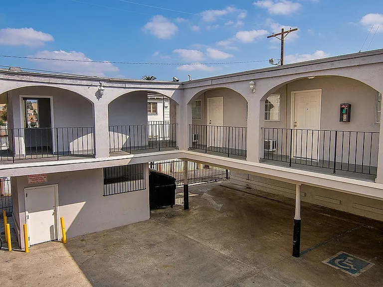 West Adams Studio Apartments — Photo 35