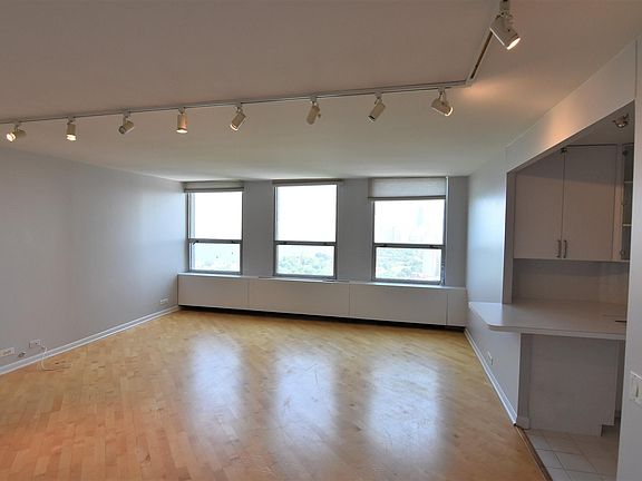 4th image of 2626 N Lakeview Ave #3604R