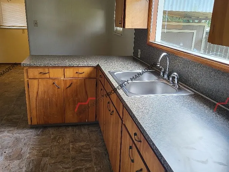 629 NW Hawthorne Pl — Photo 6