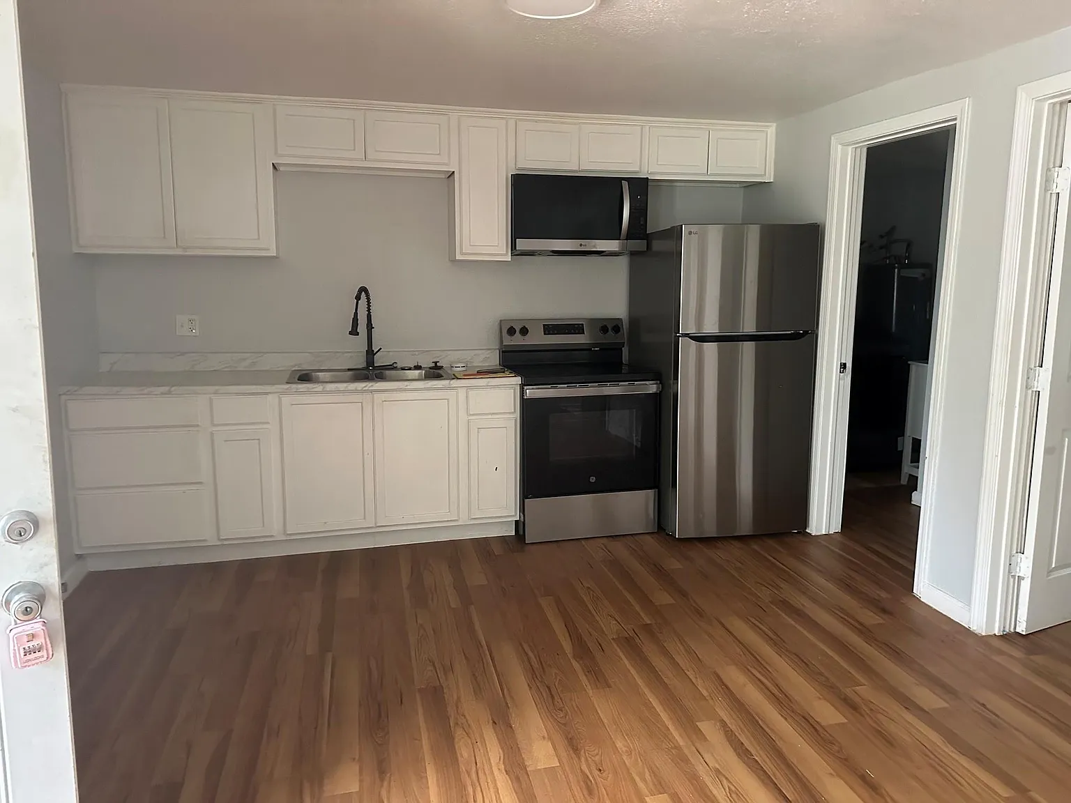 2 bed, 1.0 bath, 598 sqft, $800 — Photo 2