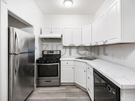 3rd image of 34 Cunard St