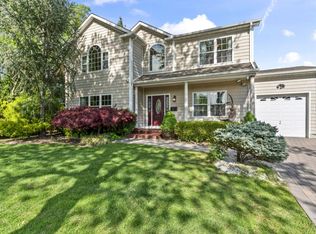 16 Terry Ln, Plainview, NY 11803