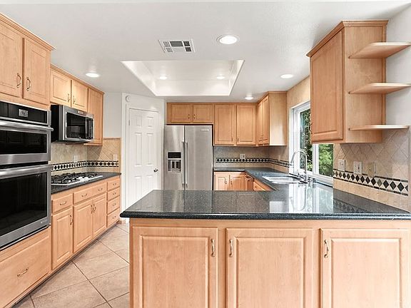 4th image of 23600 Blythe St