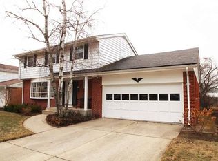 5041 N Hollywood Ave, Whitefish Bay, WI