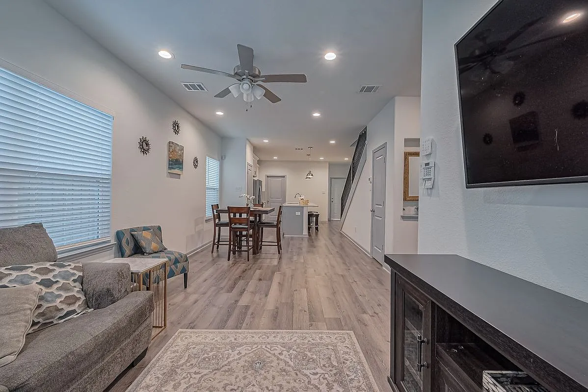 3 bed, 2.5 bath, 1322 sqft, $1,900 — Photo 4