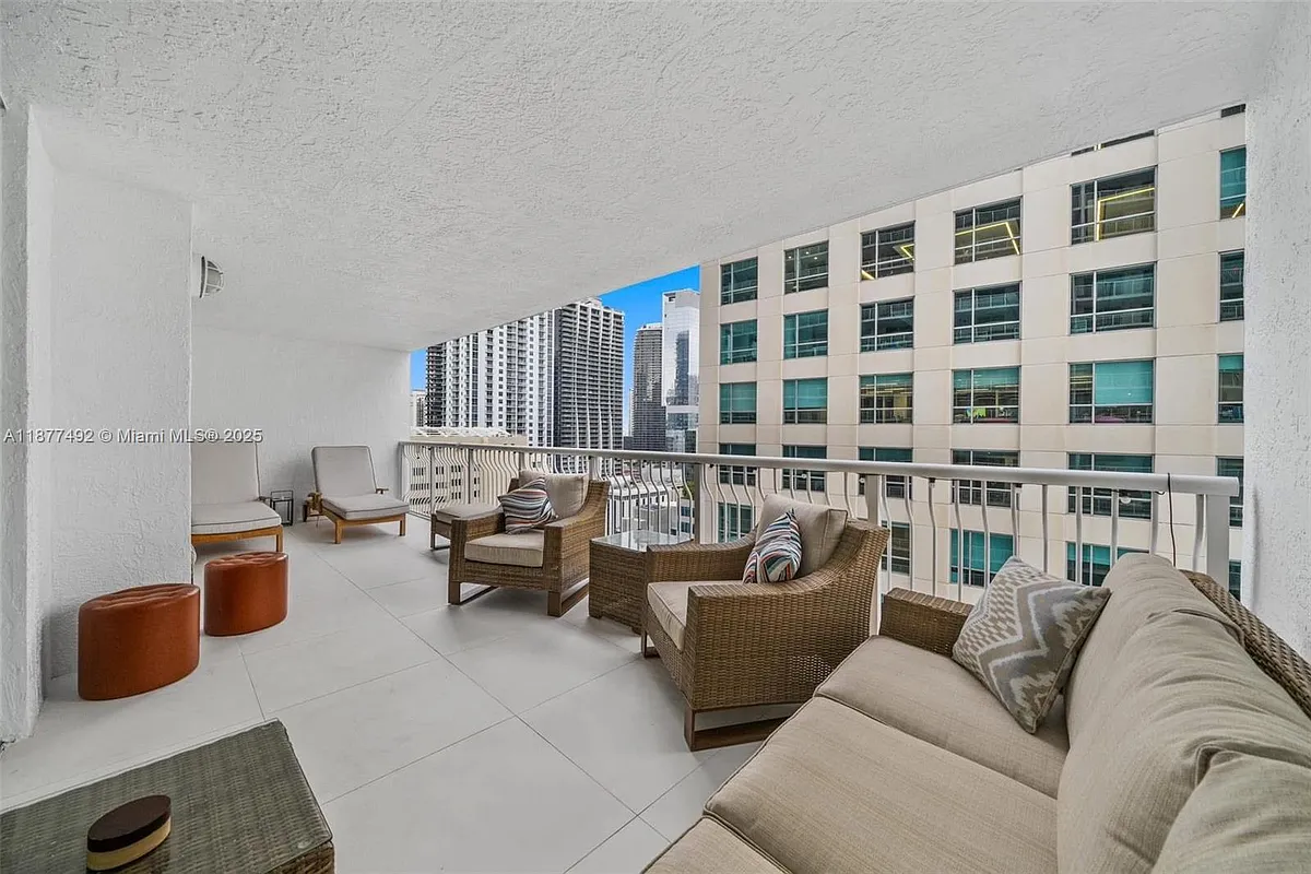 Building Photo - 1200 Brickell Bay Dr #2812